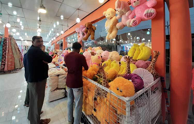 শিশুদের খেলনা সামগ্রী সাজানো হচ্ছে একটি স্টলে। ছবি: বিপ্লব দিক্ষিৎ