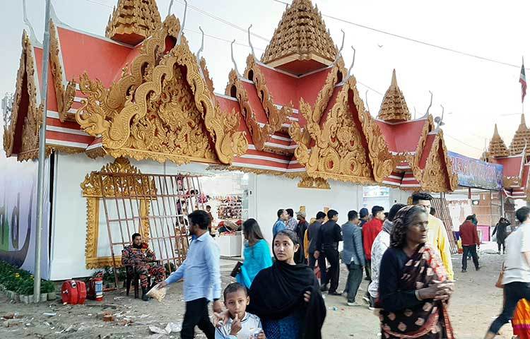 মেলা প্রাঙ্গণ ঘুরে দেখা যায়, মেলার মধ্যে হাতেগোনা দুই-একজন ঘোরাঘুরি করছেন। মেলা প্রাঙ্গণের কোথাও একসঙ্গে দশজনের আনাগোনা চোখে পড়েনি। ছবি: বিপ্লব দিক্ষিৎ