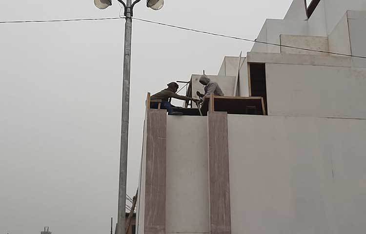 বেশকিছু দিন ধরে এর কাজ চলছে। আজকে থেকে এখানে সিরামিকসের কাজ শুরু করেছি। এ কাজ করতে প্রায় এক সপ্তাহ লাগতে পারে।’ ছবি: জাগো নিউজ