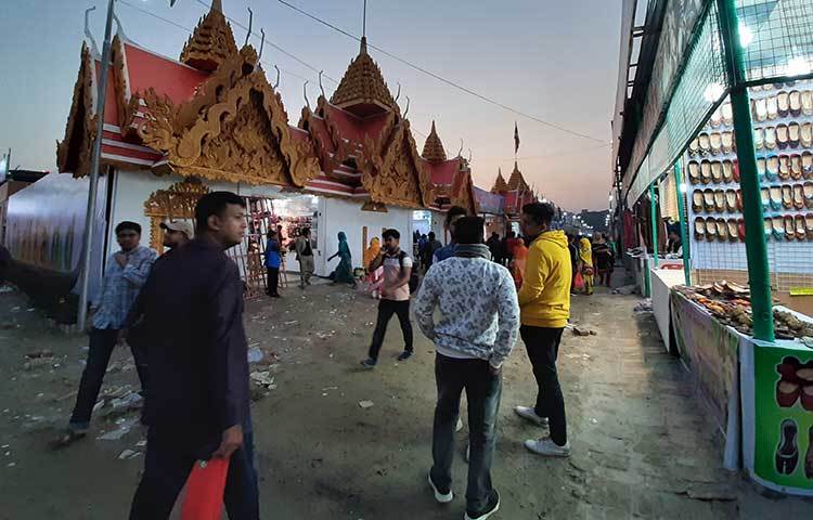 আগের প্রথা অনুযায়ী এবারও রাজধানীর আগারগাঁওয়ে ঢাকা আন্তর্জাতিক বাণিজ্য মেলা বছরের প্রথম দিন শুরু হয়েছে। বুধবার শুরু হওয়া এ মেলায় দর্শনার্থীদের প্রবেশ মূল্য কিছুটা বাড়ানো হয়েছে। ছবি: বিপ্লব দিক্ষিৎ