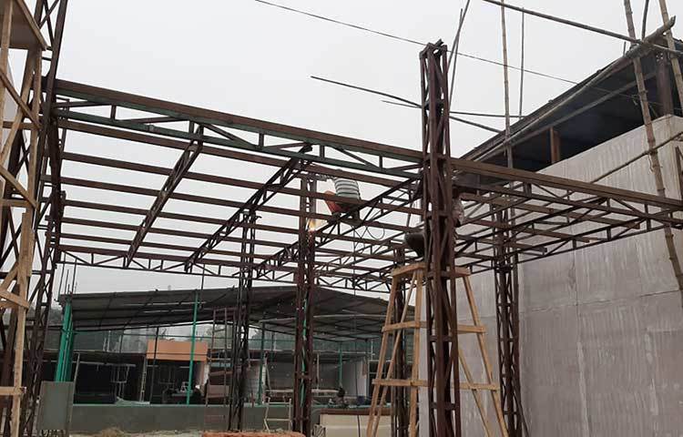 মেলার গাড়ি পার্কিং, হাঁটার রাস্তায় ইটের গাঁথুনি দিতে দিতে হানিফ বলেন, ‘আমি এখানে দিন হিসাবে কাজ করি। ৫ ডিসেম্বর থেইক্যা কাজ করতাছি। রাস্তায় ইট বসাচ্ছি। এর আগে পার্কিংয়ের জন্য ইট বসাইছি। ১ জানুয়ারি পর্যন্ত কাজ করতে হবে।’ ছবি: জাগো নিউজ