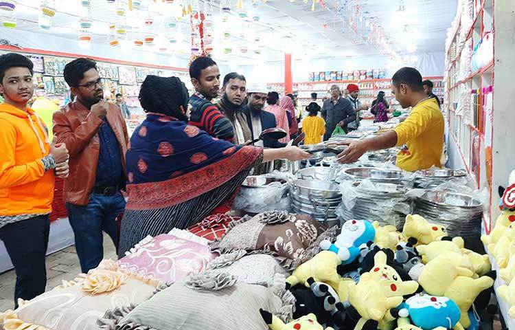 মেলায় প্রবেশের জন্য প্রাপ্ত বয়স্কদের টিকিটের মূল্য নির্ধারণ করা হয়েছে ৪০ টাকা, যা গত বছর ছিল ৩০ টাকা। তবে অপ্রাপ্ত বয়স্কদের টিকিটের মূল্য আগের মতো ২০ টাকায় রাখা হয়েছে। ছবি: বিপ্লব দিক্ষিৎ