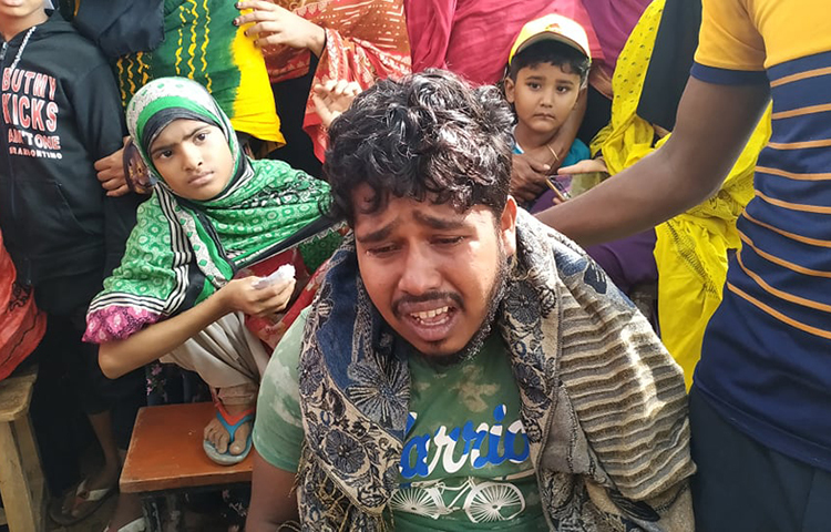 ট্রেন দুর্ঘটনায় স্বজন হারিয়ে অঝোরে কাঁদছেন একজন। ছবি: আজিজুল সঞ্চয়