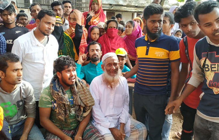 হতহতদের খোঁজে এসে কান্নায় ভেঙে পড়ছেন সজনরা। ছবি: আজিজুল সঞ্চয়