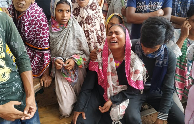 স্বজন হারানো কান্না কোনো সান্ত্বনাতেই থামছে না। ছবি: আজিজুল সঞ্চয়