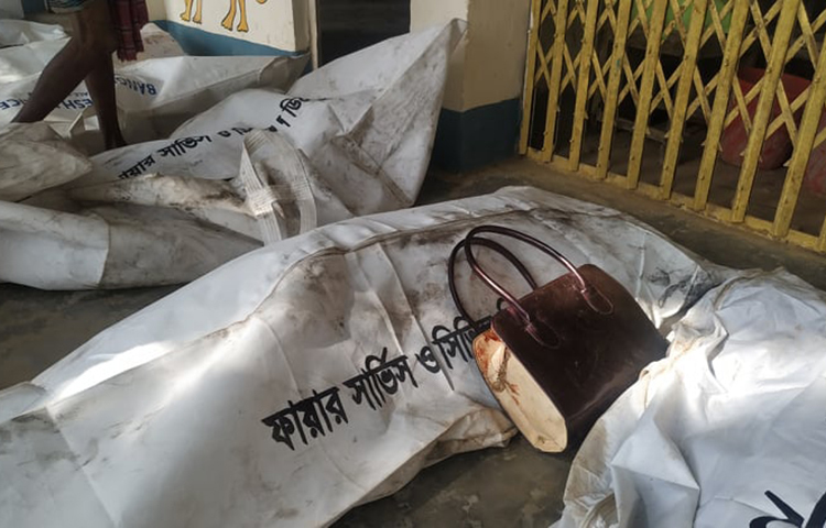 নিহতদের লাশ। ছবি: আজিজুল সঞ্চয়