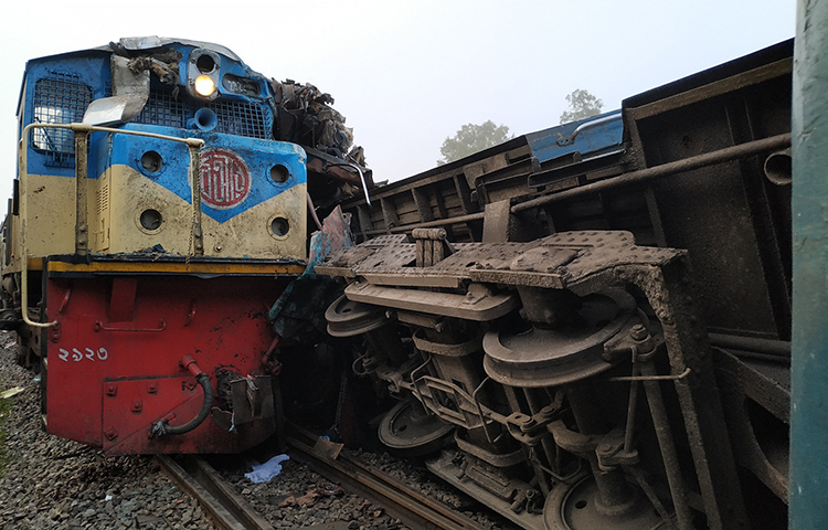 মঙ্গলবার (১২ নভেম্বর) ভোররাত পৌনে ৩টার দিকে মন্দবাগ রেলওয়ে স্টেশনে চট্টগ্রাম থেকে ছেড়ে আসা আন্তনগর ঢাকাগামী তূর্ণা নিশীথা ও সিলেট থেকে ছেড়ে আসা চট্টগ্রামগামী আন্তনগর উদয়ন এক্সপ্রেস ট্রেনের সংঘর্ষ হয়।