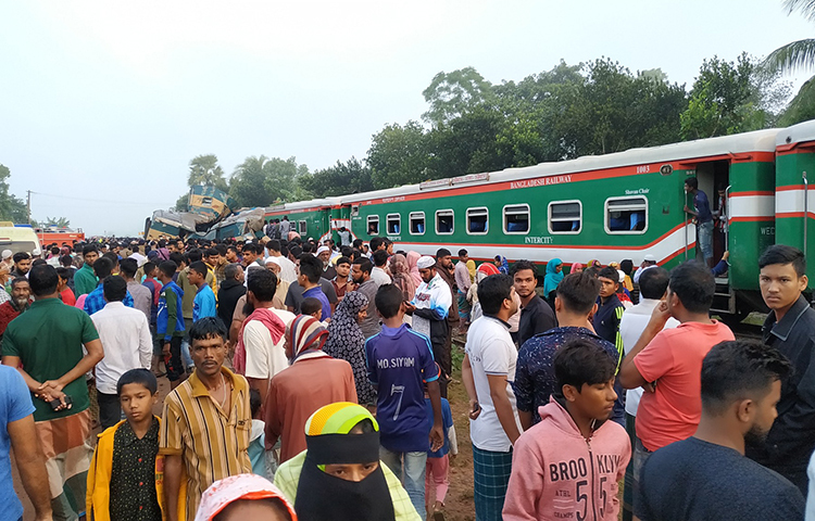 ভয়াবহ এ ট্রেন দুর্ঘটনায় স্থানীয় মানুষদের মাঝে শোক নেমে আসে।