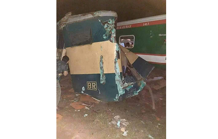 সংঘর্ষে ঘটনাস্থলেই ৯ জন মারা যান। পরে মারা যান আরও সাতজন।