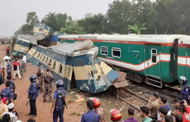 শেষ রাতের ভয়াবহ এই ট্রেন দুর্ঘটনায় উদয়ন এক্সপ্রেস ট্রেনের পেছনের বেশ কয়েকটি বগি ক্ষতিগ্রস্ত হয়েছে।
