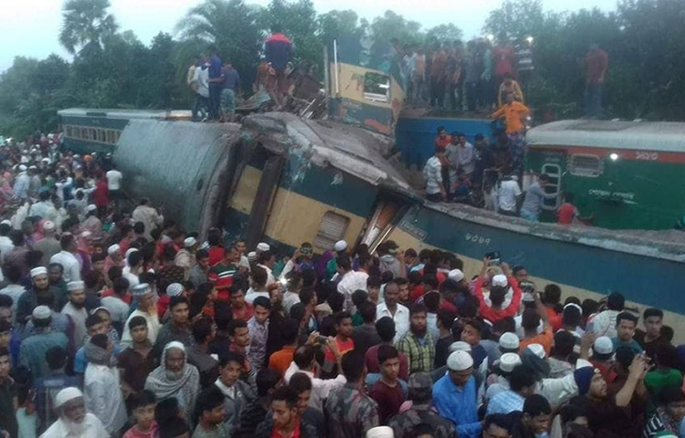 ট্রেনের তিনটি বগি প্রায় চূর্ণবিচূর্ণ হয়ে গেছে।