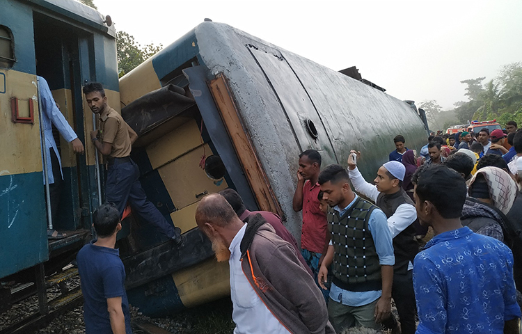হতাহতদের বেশিরভাগই উদয়ন এক্সপ্রেস ট্রেনের পেছনের তিনটি বগির যাত্রী ছিলেন।