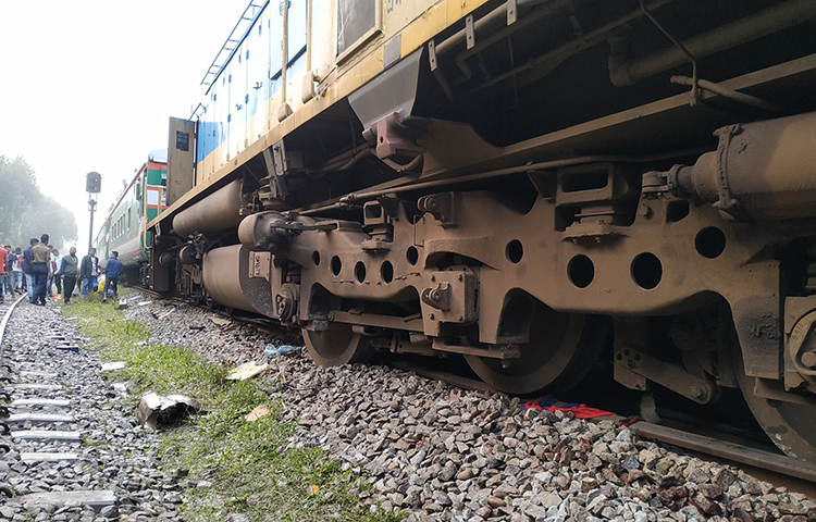 ভয়াবহ এই ট্রেন দুর্ঘটনায় নিহতদের মরদেহ শনাক্তের কাজ চলছে। এখন পর্যন্ত পাঁচজনের পরিচয় পাওয়া গেছে।