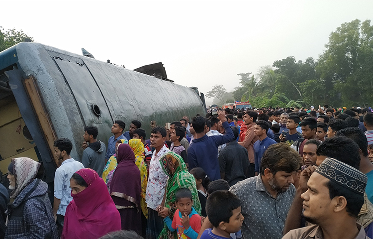 সকাল হতেই দুর্ঘনা স্থলে স্থানীয় মানুষ ছুটে আসে।