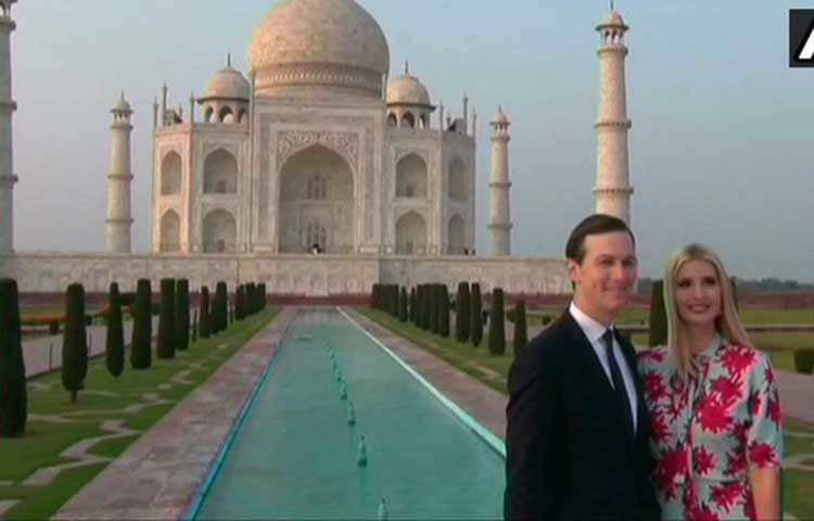 স্ত্রী মেলানিয়াকে সঙ্গে নিয়ে তাজের সামনে দাঁড়িয়ে ছবি তুললেন মার্কিন প্রেসিডেন্ট।