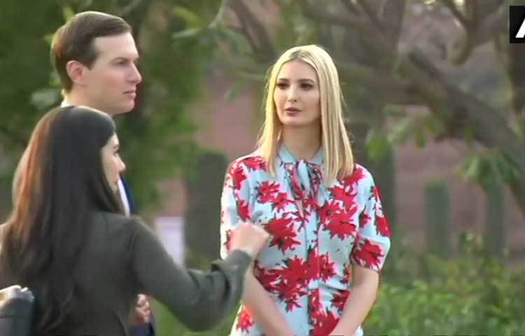 মার্কিন প্রেসিডেন্ট ট্রাম্পের সঙ্গে ছিলেন তার মেয়ে ইভাঙ্কা ও জামাই জারাড কুশনার। তাজের সামনে ছবি তুললেন ইভাঙ্কাও।