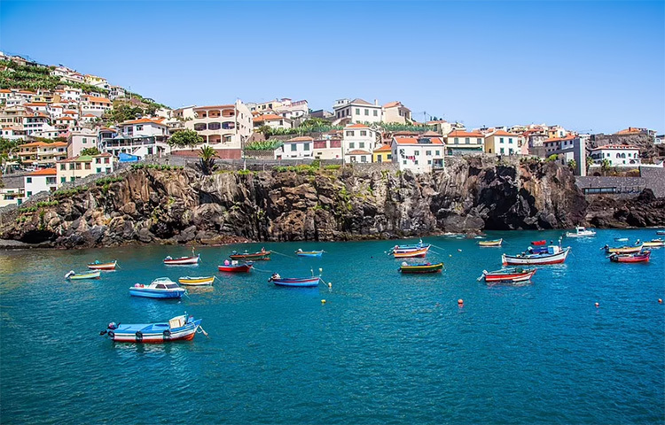 বিশ্বের বিভিন্ন প্রান্ত থেকে মাদেইরা দ্বীপুঞ্জে সারাবছরই পর্যটকরা ভ্রমণ করতে আসেন। কিন্তু করোনার কারণে দীর্ঘদিন ধরে বন্ধ আছে এটি। তবে এটি খুলে দেওয়ার জন্য শিগগিরই সবুজ সংকেত পেতে পারে। ছবি: ডেইলি মেইল