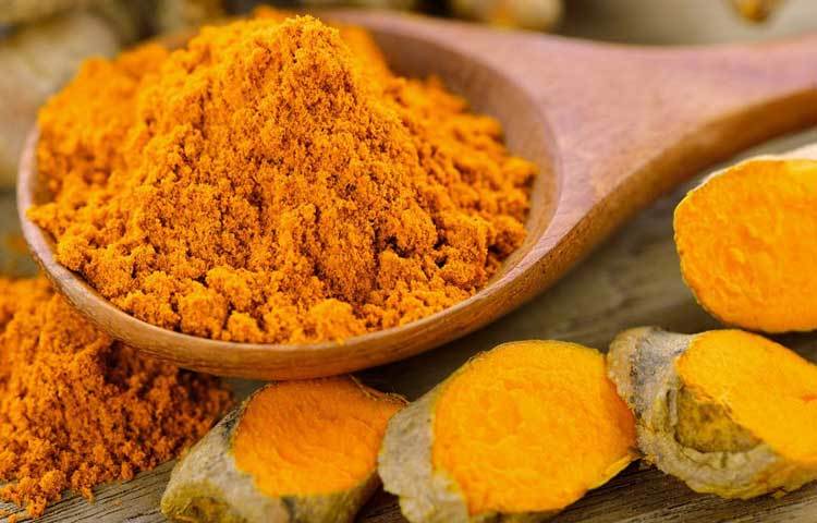 ফাটা ঠোঁটের পরিচর্যাতেও হলুদ খুবই উপকারী। একটি পাত্রে ১ চামচ চিনি, ১ চামচ হলুদ আর ১ চামচ মধু মেশান। এবার মিশ্রণটি ঠোঁটে মেখে ৫ মিনিট রেখে তার পর ধুয়ে ফেলুন। এই পদ্ধতি নিয়মিত ব্যবহারে দ্রæত উপকার পাবেন।