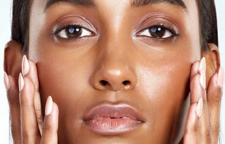 তৈলাক্ত ত্বকের যত্ন নিতে হলুদের ব্যবহার করা যেতে পারে। একটি পাত্রে ২ চামচ চন্দনের গুঁড়ো, ২ চামচ লেবুর রস আর সামান্য হলুদের গুঁড়ো ভালো করে মেশান। এবার মিশ্রণটি মুখে মেখে অন্তত ১৫ থেকে ২০ মিনিট রেখে তারপর ধুয়ে ফেলুন। এই ফেস প্যাক ত্বকের তৈলাক্তভাব দ্রত কমিয়ে ত্বকের উজ্জ্বলতা বাড়াতে সাহায্য করে।