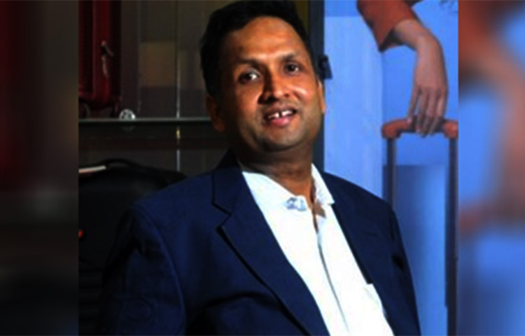 তিনি তুষার জৈন। ব্যর্থতা যেখানে বেশির ভাগ মানুষকে মানসিকভাবে ভেঙে দেয়, তারা আর নতুন করে সাফল্যের সিঁড়ি বেয়ে উপরে ওঠার সাহস হারিয়ে ফেলেন, তুষার জৈন তাদের সামনে অনন্য নজির স্থাপন করেছেন। সাফল্যের শিখর থেকে শূন্যে নেমে আসার পর কীভাবে শূন্য থেকে শুরু করে ফের শিখরে পৌঁছনো যায়, তা দেখিয়ে দিয়েছেন তিনি। ছবি: সংগৃহীত