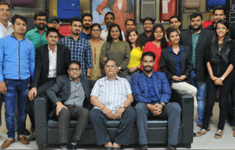 তাকে জীবনে অনেক বাধার সম্মুখীন হতে হয়েছে। সমস্ত বাধা পেরিয়ে আজ তিনি আড়াইশো কোটি রুপির সংস্থার মালিক। কয়েক হাজার মানুষকে জীবনধারণের ব্যবস্থা করে চলেছেন। ছবি: সংগৃহীত