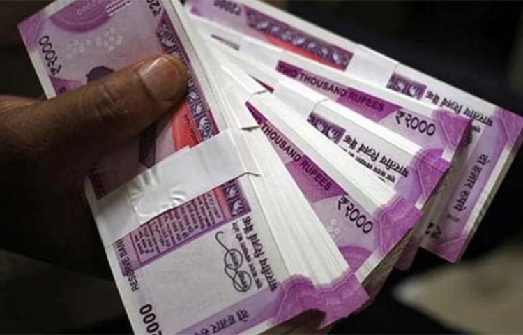 ১৯৯২ সালে ভারতের হর্ষদ মেহতার শেয়ার কেলেঙ্কারির শিকার হয়েছিলেন কয়েক হাজার মানুষ। তাদেরই একজন ছিলেন ঝাড়খণ্ডেন ব্যবসায়ী মুলচাঁদ জৈন। সব হারিয়ে পরিবার নিয়ে পথে বসেছিলেন তিনি। তারই ছেলে তুষার। ছবি: সংগৃহীত