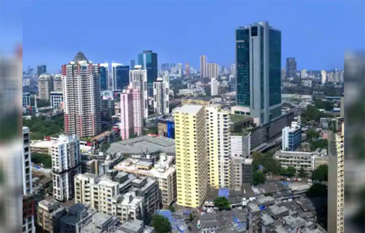 এরপর ছেলের সঙ্গে মুম্বাইয়ের রাস্তায় ব্যাগ বিক্রি করতে শুরু করেন। রাস্তায় রাস্তায় ব্যাগ বিক্রি করেই সংসার চালাতে শুরু করেন তিনি। ২০১২ সালে একটি সংস্থা গড়ে তোলেন তুষার। ছবি: সংগৃহীত