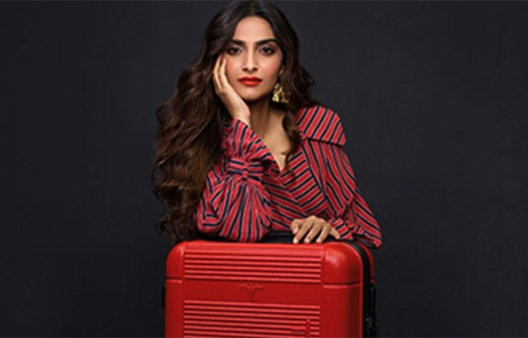 সাফল্যের সিঁড়িতে উঠে তুষারের সংস্থা ট্রাওয়ার্ল্ড লঞ্চ করে। বলিউড অভিনেত্রী সোনম কাপুর যার ব্র্যান্ড অ্যাম্বাসেডর। ছবি: সংগৃহীত