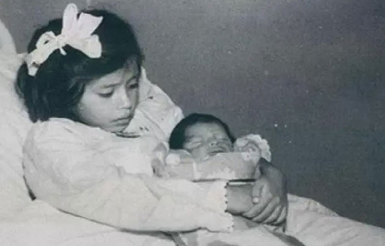 বিশ্বের কনিষ্ঠতম এই মায়ের নাম হচ্ছে লিনা মেদিনা। ১৯৩৯ সালে মাত্র ৫ বছর ৭ মাস ২১ দিন বয়সে প্রথম সন্তানের জন্ম দিয়েছিলেন তিনি। ছবি: সংগৃহীত