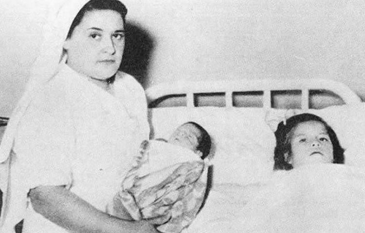 অস্বাভাবিক এই পরিস্থিতি নিয়ে যখন বিশ্ব জুড়ে চিকিৎসক মহলে টালমাটাল অবস্থা, এসব কিছু থেকে একেবারেই অজ্ঞাত ছিলেন লিনা। সাড়ে ৫ বছরের মেয়েটি তখন হাসপাতালের বিছানায় শুয়ে পুতুল নিয়ে খেলতে ব্যস্ত। ছবি: সংগৃহীত