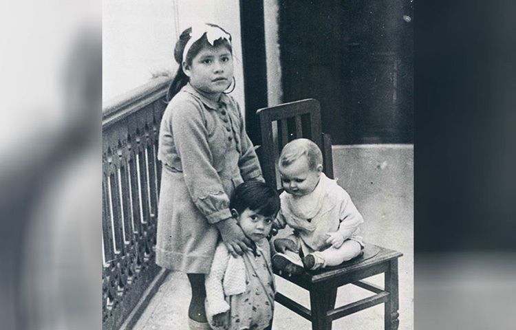 লিনা যখন ৫ বছরের আরও একটি বিষয় নিয়ে সকলেই উদ্বিগ্ন ছিলেন। তার পেট ক্রমশ বড় হয়ে যাচ্ছিল। মা-বাবা, আত্মীয়-পরিজন থেকে চিকিৎসক সকলেই প্রাথমিকভাবে ভেবেছিলেন পেটে টিউমার হয়েছে। ছবি: সংগৃহীত