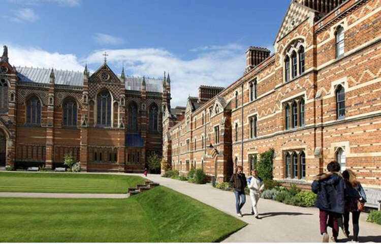 অক্সফোর্ড বিশ্ববিদ্যালয়: এটি বিশ্বের অন্যতম একটি সেরা বিশ্ববিদ্যালয়। যুক্তরাজ্যের এই বিশ্ববিদ্যালয়টি টানা পাঁচ বছর ধরে শীর্ষস্থানে রয়েছে। টাইমস হায়ার এডুকেশন বিশ্বের ৯৩টি দেশের ১৫শ’ বিশ্ববিদ্যালয়ের তালিকা করেছে ভালো থেকে খারাপের সূচিতে। চারটি মানদণ্ডে শিক্ষা প্রতিষ্ঠানগুলোর মূল্যায়ন করে তৈরি করা হয়েছে এই তালিকা। সেগুলো হল: শিক্ষা প্রদান, গবেষণা, জ্ঞান বিতরণ এবং আন্তর্জাতিক মানদণ্ড।