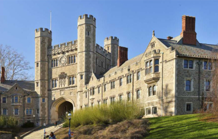 প্রিন্সটন বিশ্ববিদ্যালয়: ধনকুবের ছাত্র ১১ জন। এই মুহূর্তে বিশ্বের ধনীতম ব্যক্তি জেফ বেজোস। ১৭ হাজার ৭০০ কোটি ডলারের সম্পত্তি তার। জেফ প্রিন্সটন বিশ্ববিদ্যালয়ের ছাত্র। আবার জেফের প্রাক্তন স্ত্রী, যিনি নিজেও একজন ধনকুবের, তিনিও প্রিন্সটনেরই ছাত্রী। ছাত্রদের মোট সম্পদের হিসেব করলে মাত্র ১১ জন ধনী নিয়েও সর্বাগ্রে রয়েছে প্রিন্সটন। এই বিশ্ববিদ্যালয়ের ছাত্রদের মোট সম্পদ ২৮ হাজার ৮৪০ কোটি ডলার। ছবি: সংগৃহীত