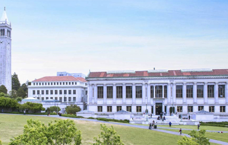 ক্যালিফোর্নিয়া বিশ্ববিদ্যালয়: ধনকুবের ছাত্র ১১ জন। এই বিশ্ববিদ্যালয়ের ধনী ছাত্রদের মোট সম্পদের মূল্য আট হাজার ২৬০ কোটি ডলার। হার্ভার্ড বিশ্ববিদ্যালয়ের জীববিদ্যার অধ্যাপক টিমোথি স্প্রিঙ্গার যিনি টিকা বানিয়ে মডার্নার অংশীদার হয়ে ধনকুবের হয়েছেন, তিনি ক্যালিফোর্নিয়া বিশ্ববিদ্যালয়ের ছাত্র ছিলেন। ছবি: সংগৃহীত