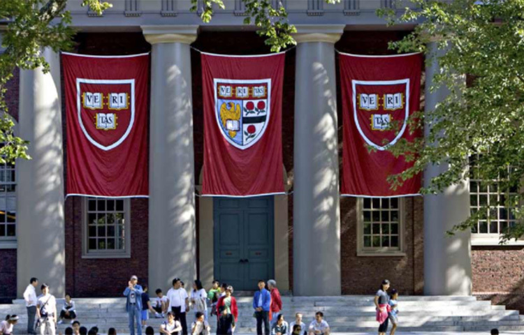 কোন বিশ্ববিদ্যালয় থেকে কতজন ধনকুবের ডিগ্রি নিয়ে পাশ করেছেন, তার ভিত্তিতে ১১টি বিশ্ববিদ্যালয়ের ওই তালিকার শীর্ষে রয়েছে হার্ভার্ড বিশ্ববিদ্যালয়। এই বিশ্ববিদ্যালয়ের ডিগ্রিধারী ২৯ জন ধনী ব্যক্তি। আর ন্যূনতম ১১ জন ধনী তৈরি করে একসঙ্গে নবম স্থানে রয়েছে কলম্বিয়া বিশ্ববিদ্যালয়, প্রিন্সটন বিশ্ববিদ্যালয় এবং ইউনিভার্সিটি অব ক্যালিফোর্নিয়া। ছবি: সংগৃহীত