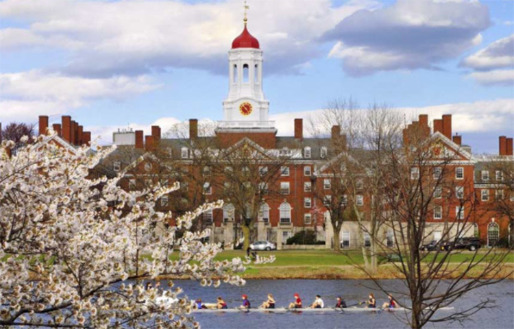 হার্ভার্ড বিশ্ববিদ্যালয়: ধনকুবের ছাত্র ২৯ জন। তবে এই তালিকার প্রথম দশে মার্ক জুকারবার্গ বা বিল গেটস নেই। দু’জনে হার্ভার্ডের ছাত্র হলেও তারা দু’জনেই কলেজ শেষ হওয়ার আগে পড়াশোনা বন্ধ করে দেন। হার্ভার্ডের ডিগ্রিধারী ২৯ ধনকুবেরের মধ্যে ১৭ জনই অর্থনীতি এবং বিনিয়োগ শিল্পের ক্ষেত্রের মানুষ। এই তালিকার সবচেয়ে ধনী লস অ্যাঞ্জেলসের বাস্কেটবল টিম এলএ ক্লিপার্সের মালিক স্টিভ বামার। তার সম্পদের পরিমাণ ৬ হাজার ৮৭০ কোটি ডলার। দ্বিতীয় জন ব্রাজিলের এক ইনভেস্টমেন্ট ব্যাংকার পাওলো লেম্যান। তার সম্পদ এক হাজার ৬৯০ কোটি ডলার। বিশ্ববিদ্যালয়ের ডিগ্রিধারী ধনী ছাত্রদের সম্পদের মোট মূল্য ২০ হাজার সাতশো কোটি ডলার। ছবি: সংগৃহীত