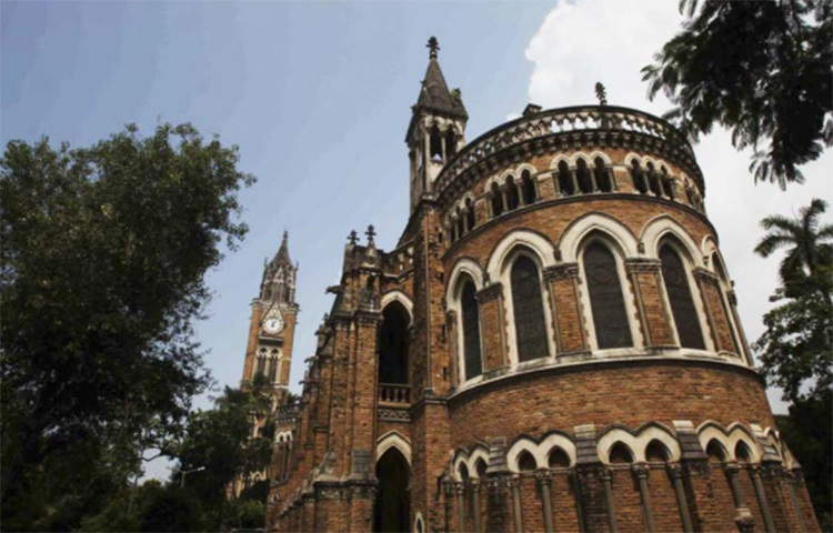 মুম্বাই বিশ্ববিদ্যালয়: ধনকুবের ছাত্র ২০ জন। মুকেশ আম্বানীর শিক্ষা প্রতিষ্ঠান এটি। তবে একা তিনি নন। কুমারমঙ্গলম বিড়লা, উদয় কোটাক, রাধাকিষণ দামানিও মুম্বাই বিশ্ববিদ্যালয়ের ছাত্র। ধনকুবেরদের বিশ্ববিদ্যালয়ে প্রথম একাদশে থাকা একমাত্র আমেরিকার বাইরের বিশ্ববিদ্যালয় এটিই। তবে পরিসংখ্যান বলছে মাত্র চারজন ছাড়া মুম্বাই বিশ্ববিদ্যালয়ের সমস্ত ধনকুবের ছাত্রই নিজেদের সম্পদ উত্তরাধিকার সূত্রে পেয়েছেন। এই বিশ্ববিদ্যালয়ের ধনকুবের ছাত্রদের মোট সম্পদ ১৬ হাজার ২৮০ কোটি ডলারের। ছবি: সংগৃহীত