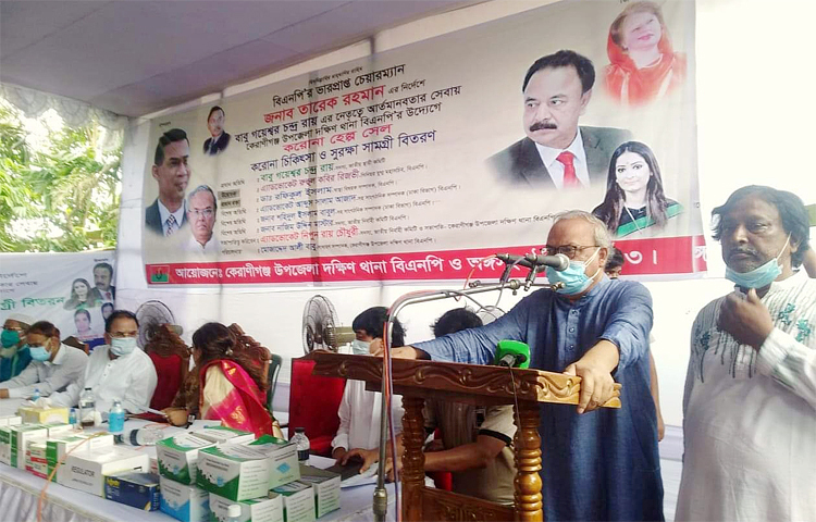 বুধবার (১১ আগস্ট) দুপুরে কেরাণীগঞ্জ উপজেলা দক্ষিণ থানা বিএনপির উদ্যোগে করোনাভাইরাসের চিকিৎসা ও সুরক্ষাসামগ্রী বিতরণ করা হয়। ছবি: জাগো নিউজ