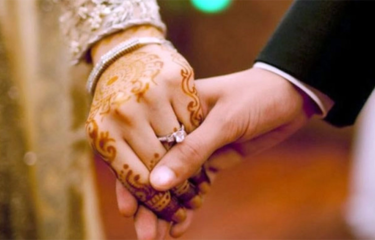 কাজের চাপে দেরি করে বাড়ি ফেরা, রাতে বসে কাজ করা আবার মাঝে মধ্যেই অফিস ট্যুর- এই রকমভাবেই কাটছে দুজনে। এর মাঝে কোথাও গিয়ে সমস্যা তৈরি হচ্ছে আপনাদের দাম্পত্য জীবনে। ছবি: সংগৃহীত