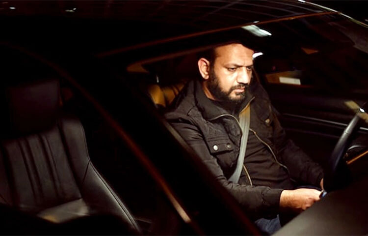 আফগানিস্তানের খালিদ পায়েন্দা নামে আশরাফ ঘানি সরকারের সাবেক অর্থমন্ত্রী এখন ওয়াশিংটনে রাইড শেয়ারিং অ্যাপস উবারের গাড়িচালক। ছবি: সংগৃহীত