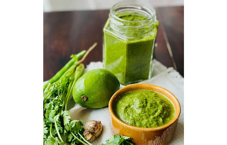 আম পানা: কাঁচা আমগুলো ধুয়ে গ্যাস ওভেনে সরাসরি সমস্ত আমটাই ঘুরিয়ে-ফিরিয়ে পোড়াতে হবে। খেয়াল রাখতে হবে আমের খোসা পুড়ে কালো হয়ে যাবে এবং ভেতরের অংশটা নরম হবে। ঠান্ডা হওয়ার পর খোসা ভালো করে ছাড়িয়ে ভেতরের অংশটা মিক্সিতে দিয়ে লবণ ও চিনি সহযোগে ব্লেন্ড করে আরও ঠান্ডা পানিতে মিশিয়ে ওপরে বরফকুচি ছড়িয়ে পরিবেশন করতে হবে। ছবি: সংগৃহীত