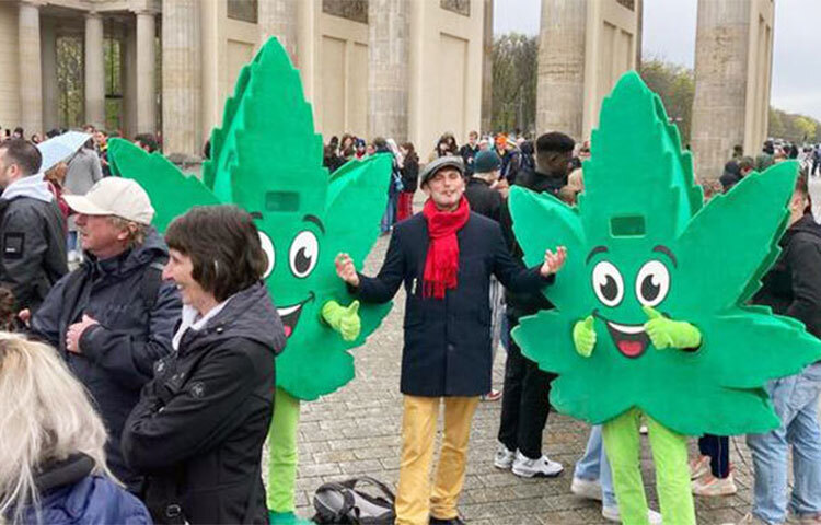 বিশ্বের অনেক দেশেই প্রতিবছর ২০ এপ্রিল গাঁজা সেবন বৈধ করার দাবি জানান ব্যবহারকারীরা। এবারও জার্মানির রাজধানী বার্লিনে সমবেত হয়ে জার্মানির নতুন জোট সরকারের কাছে এ দাবি জানানো হয়েছে। ছবি: সংগৃহীত