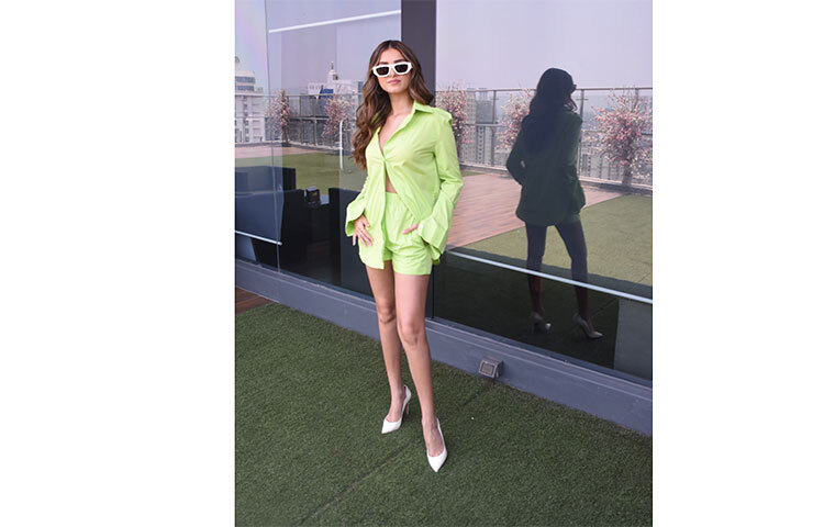 হালকা সবুজ শর্টস ও শার্টে নজরকাড়া তারা সুতারিয়া। ছবি: সংগৃহীত