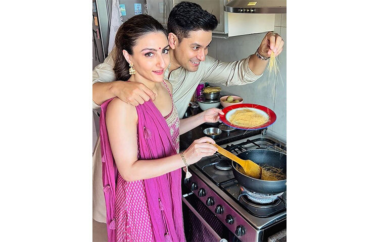 মেয়ে ও কুণাল খেমুর সঙ্গে ঈদ উদযাপন করেছেন সোহা আলি খান। বাড়িতেই নিজ হাতে সেমাই বানিয়েছেন এবং রেঁধেছেন। ছবি: সংগৃহীত