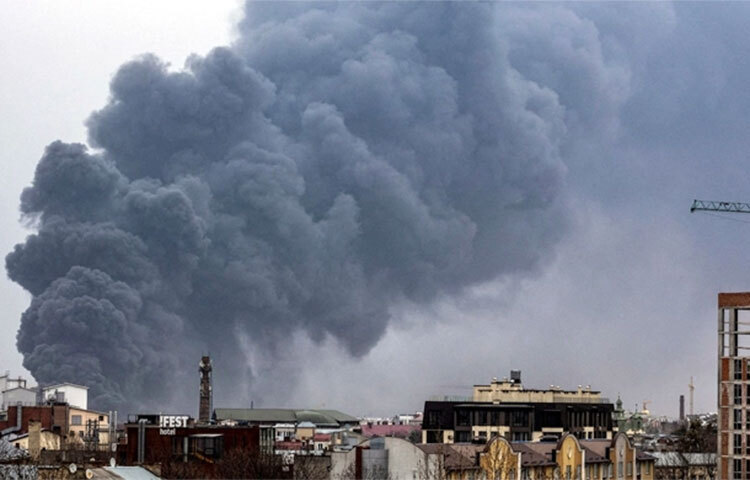 ইউক্রেনে গত ২৪ ঘণ্টায় ৪৫ বার ক্ষেপণাস্ত্র হামলা চালানো হয়েছে। দেশটির প্রেসিডেন্ট ভলোদিমির জেলেনস্কি এক ভিডিও বার্তায় এ তথ্য নিশ্চিত করেন। তিনি জানিয়েছেন, দেশের উত্তর, দক্ষিণ এবং পশ্চিমাঞ্চলে এসব হামলা চালানো হয়েছে। ছবি: সংগৃহীত