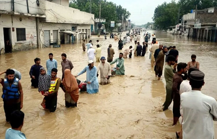 পাকিস্তানে ভয়াবহ বন্যায় জনজীবন বিপর্যস্ত হয়ে পড়েছে। দেশটির এক-তৃতীয়াংশ অঞ্চলই এখন পানির নিচে। বন্যায় মৃত্যু হাজার ছাড়িয়েছে। এদিকে জাতিসংঘের শিশু বিষয়ক সংস্থা (ইউনিসেফ) এক বিবৃতিতে জানিয়েছে, দেশটিতে ভয়াবহ বন্যার কারণে ৩০ লাখের বেশি শিশু ঝুঁকিতে রয়েছে। ছবি: সংগৃহীত