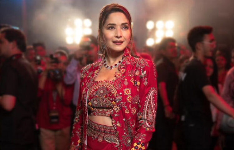 মাধুরী মানেই তখন ছবি হিট। নায়িকাকে পর্দায় দেখার জন্য মুখিয়ে থাকতেন দর্শকরা। যার ফলে বাজিমাত হত বক্স অফিসেও। প্রযোজক-পরিচালকদের কাছে রীতিমতো ‘লক্ষ্মী’ ছিলেন নায়িকা। ছবি: সংগৃহীত