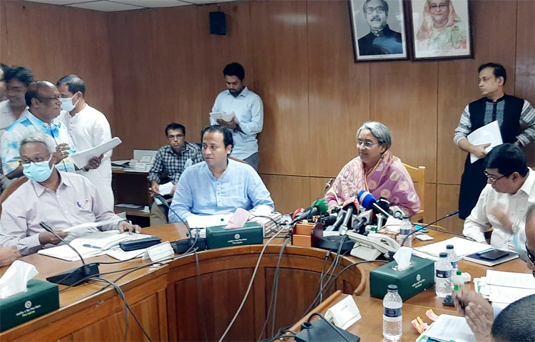 আগামী ৬ নভেম্বর থেকে সারাদেশে একযোগে এইচএসসি ও সমমান পরীক্ষা শুরু হচ্ছে। এ পরীক্ষা ঘিরে প্রশ্নফাঁসের গুজব এড়াতে এবং নকলমুক্ত পরিবেশে সুষ্ঠু ও সুন্দরভাবে পরীক্ষা আয়োজনে আগামী ৩ নভেম্বর থেকে ১৪ ডিসেম্বর পর্যন্ত দেশের সব কোচিং সেন্টার বন্ধ রাখার নির্দেশ দেওয়া হয়েছে। ছবি: সংগৃহীত