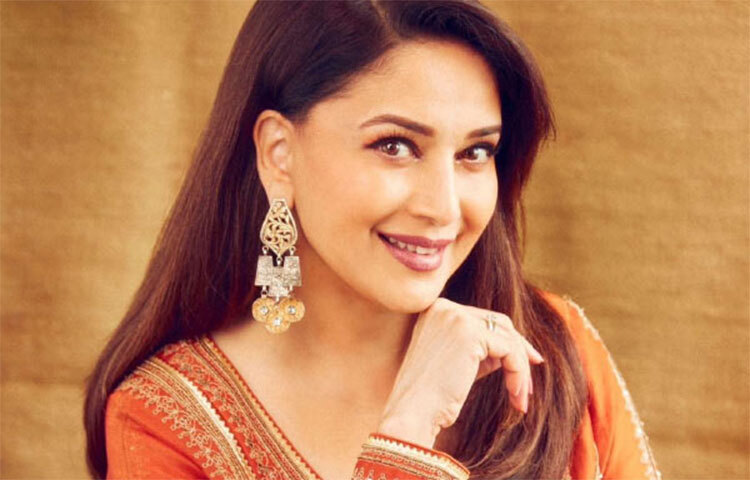 অভিনয়ের পাশাপাশি মাধুরীর নাচ বিপুল জনপ্রিয়তা পায়। তার প্রতিটি ছবিতেই আলাদাভাবে গুরুত্ব পেত নাচ। আর মাধুরীকে ‘ডান্সিং ক্যুইন’ হিসাবে গড়ে তোলার নেপথ্য কারিগর ছিলেন সরোজ খান। তার কোরিওগ্রাফিতে একের পর এক হিট গানে রুপালি পর্দায় সম্মোহিত করেছেন মাধুরী। ছবি: সংগৃহীত