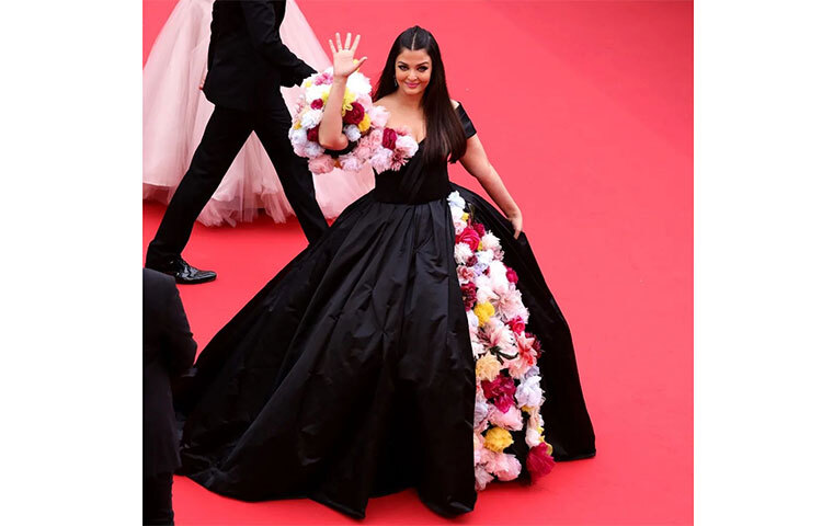 কানের রেড কার্পেটে বিশতম অংশগ্রহণ ঐশ্বরিয়ার। ছবি: সংগৃহীত